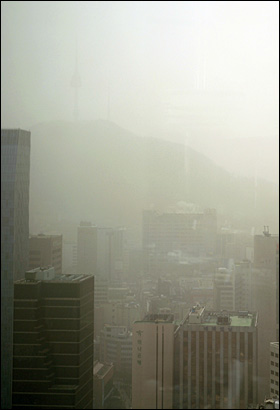 8일 오전 서울 종로타워 33층 레스토랑에서 바라본 남산, 산과 서울타워의 윤곽이 겨우 보인다. 